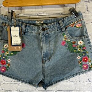 Top Trends Light Jean Boho Festival Vacation Cowgirl Embroidered Denim Shorts M